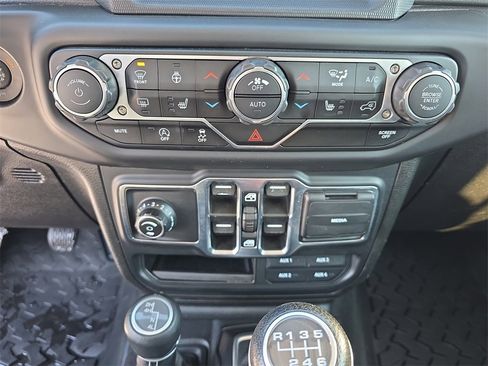 Used 2019 Jeep Wrangler Unlimited Sahara w/ Uconnect 4C Nav & Sound Group image 24