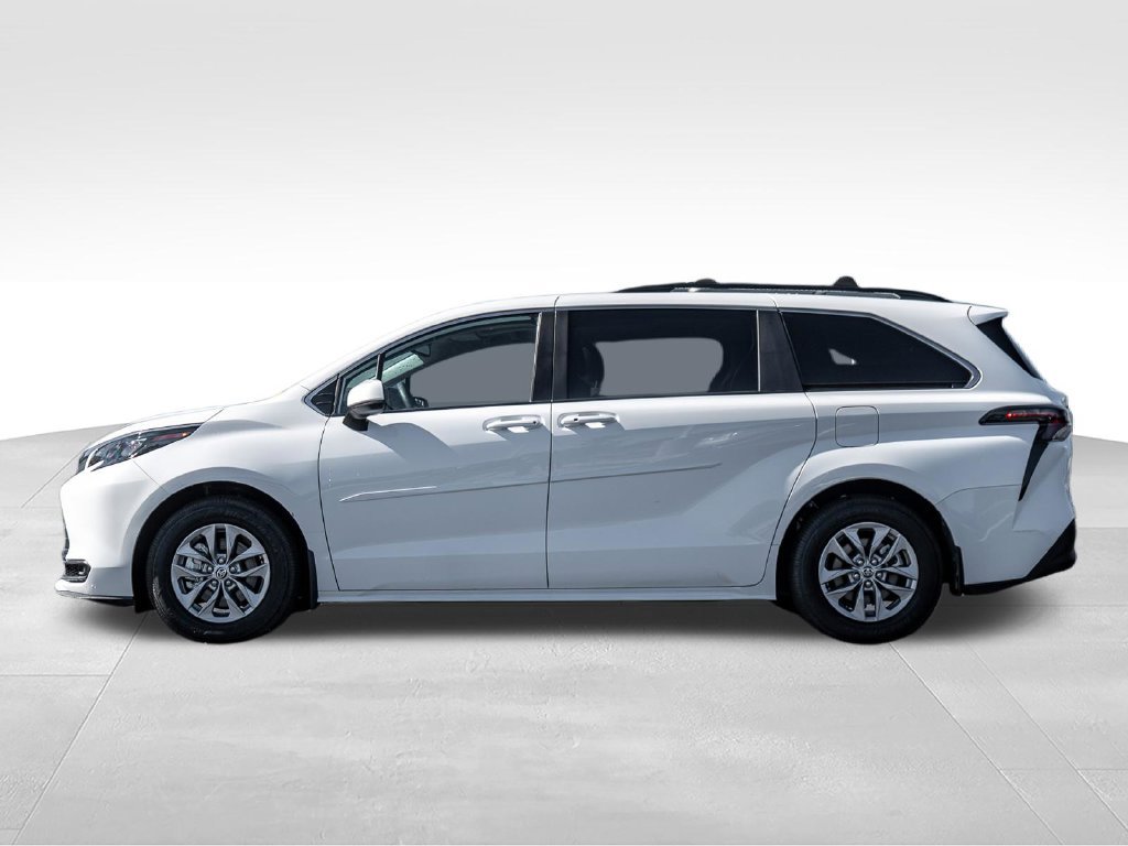 Used 2025 Toyota Sienna LE AWD/4WD image 4