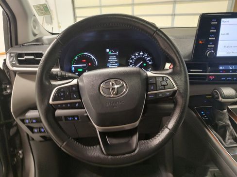 Used 2021 Toyota Sienna XLE image 5