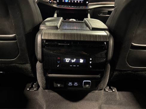 Used 2024 Jeep Wagoneer Series II w/ Flexible Seating Group image 40