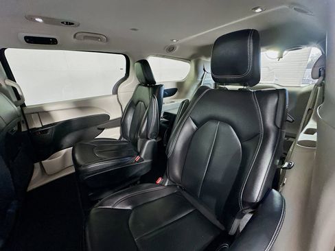 Used 2022 Chrysler Pacifica Touring-L FWD image 23
