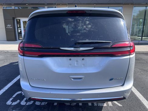 Used 2024 Chrysler Pacifica Limited FWD image 4