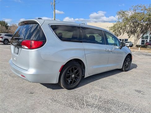 Used 2022 Chrysler Voyager LX image 10