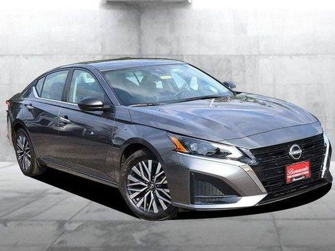 Used 2025 Nissan Altima 2.5 SV FWD image 2