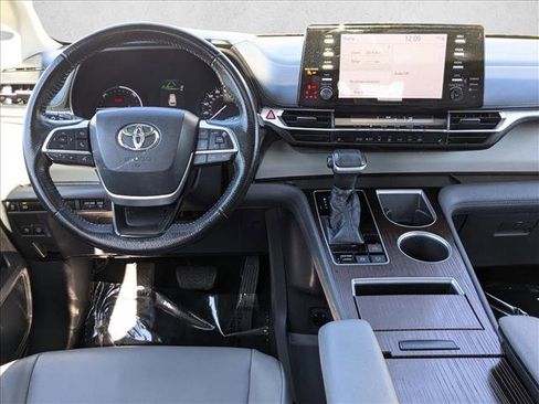 Used 2021 Toyota Sienna XLE image 18
