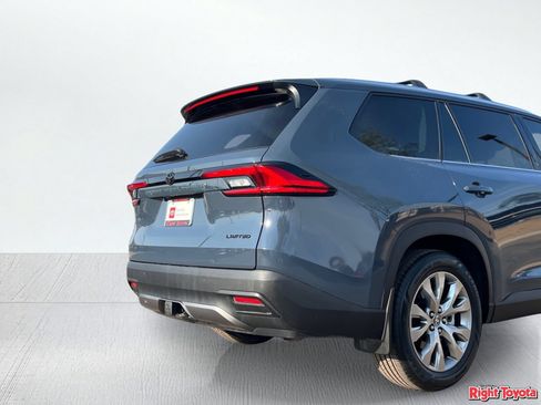 Certified 2024 Toyota Grand Highlander FWD image 12