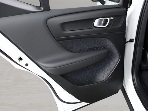 New 2025 Volvo XC40 B5 Plus image 18