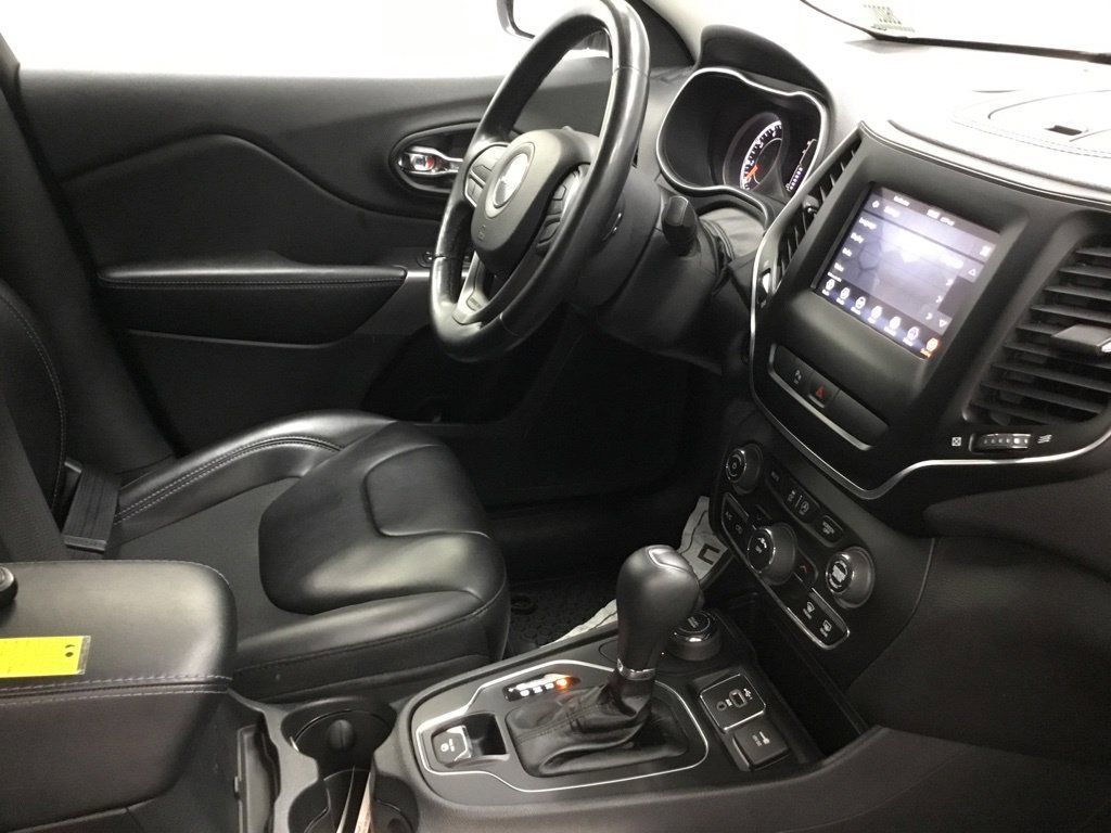 Used 2019 Jeep Cherokee Latitude Plus w/ Cold Weather Group AWD/4WD image 47