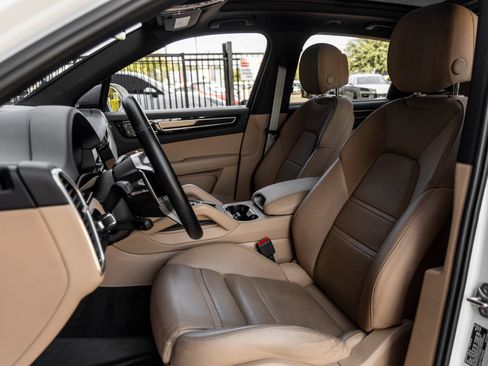 Certified 2023 Porsche Cayenne Platinum Edition AWD/4WD image 5