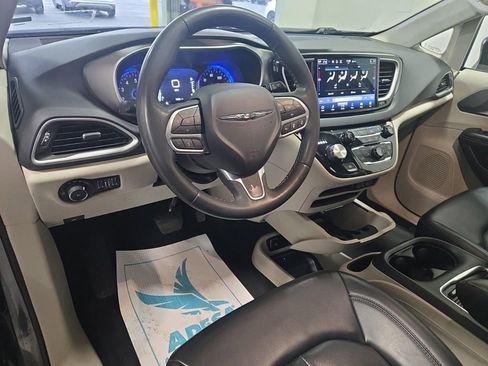 Used 2023 Chrysler Pacifica Touring-L image 7