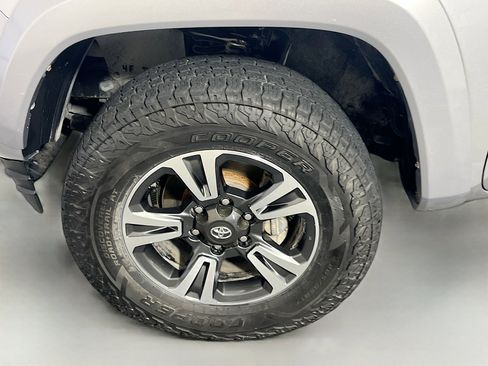 Used 2018 Toyota Tacoma TRD Sport w/ Technology Package AWD/4WD image 13