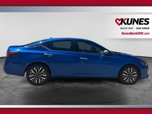 Used 2025 Nissan Altima 2.5 SV FWD image 12