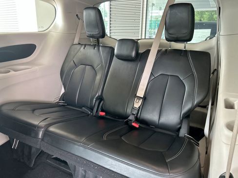 Used 2023 Chrysler Pacifica Touring-L FWD image 43