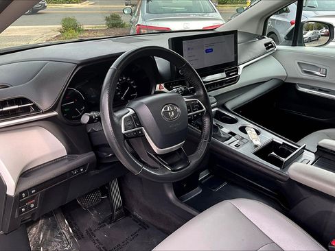 Used 2025 Toyota Sienna XLE FWD image 13