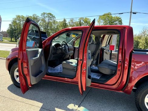 Used 2013 Nissan Frontier SV w/ SV Value Truck Pkg AWD/4WD image 9
