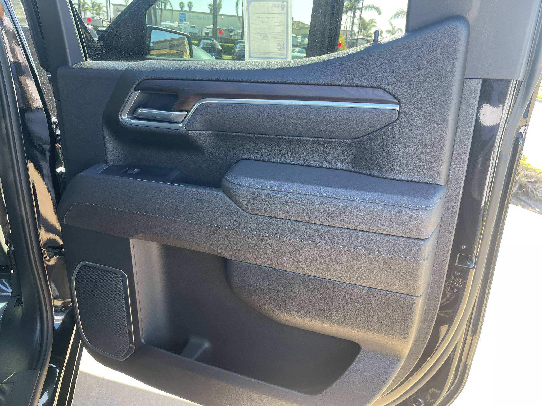 Used 2025 GMC Sierra 1500 SLT AWD/4WD image 11
