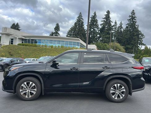 Used 2023 Toyota Highlander XLE AWD/4WD image 6