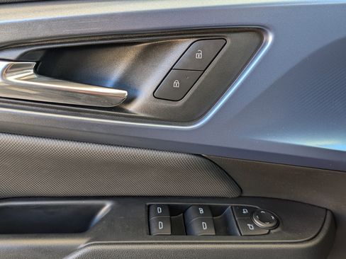 Used 2025 Chevrolet Equinox EV LT w/ Convenience Package image 15