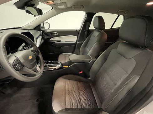 Used 2025 Chevrolet Trax LT FWD image 3