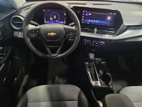 Used 2025 Chevrolet Trax LT FWD image 22