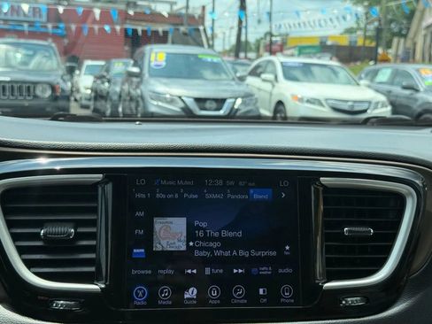 Used 2017 Chrysler Pacifica Touring-L w/ Tire & Wheel Group image 31