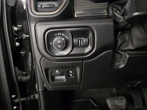 Used 2020 RAM 1500 Limited w/ Black Appearance Package AWD/4WD image 16