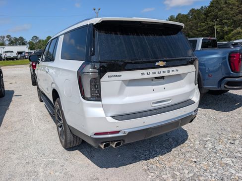 Used 2025 Chevrolet Suburban High Country RWD image 4