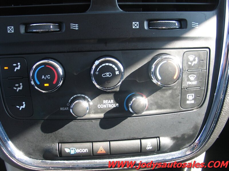 Used 2018 Dodge Grand Caravan SE w/ UConnect Hands-Free Group FWD image 17