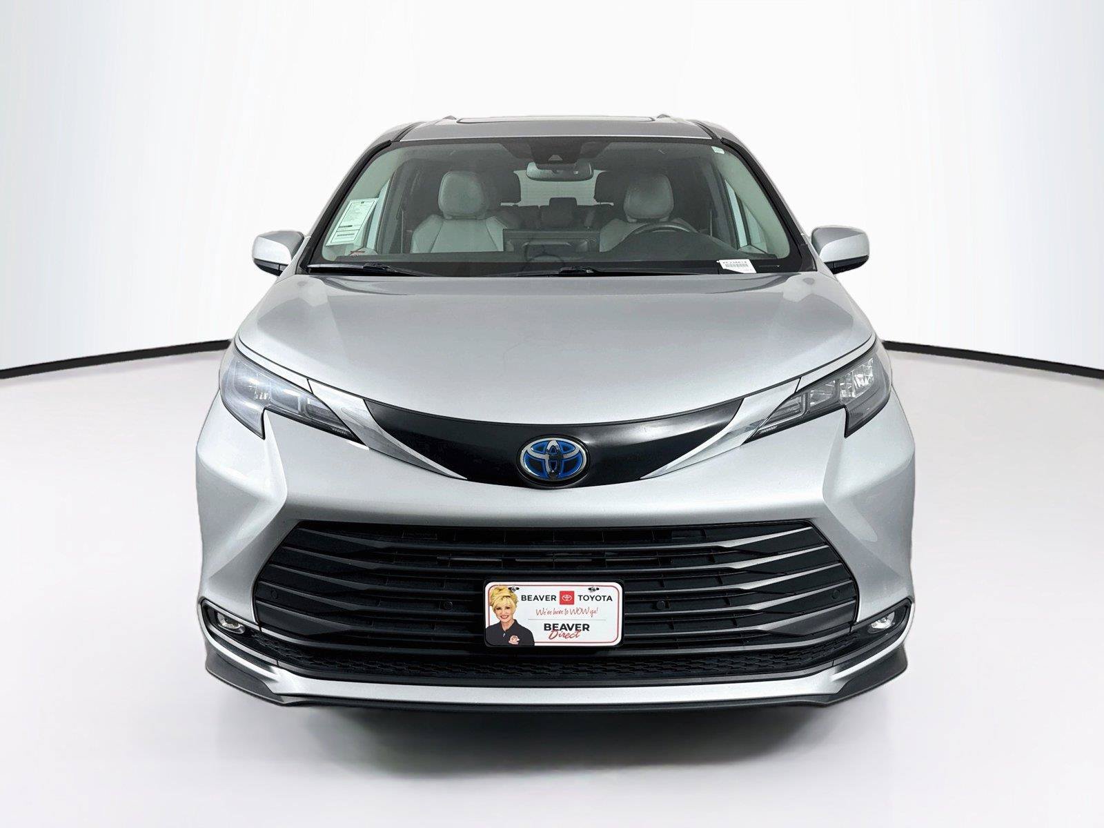 Certified 2025 Toyota Sienna XLE FWD image 9