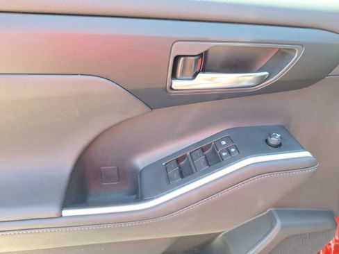 Used 2024 Toyota Highlander LE image 17