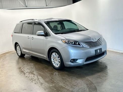 Used 2017 Toyota Sienna XLE Premium FWD image 34