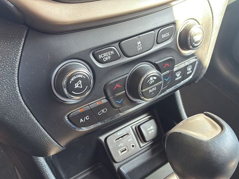 Used 2016 Jeep Cherokee Limited FWD image 31