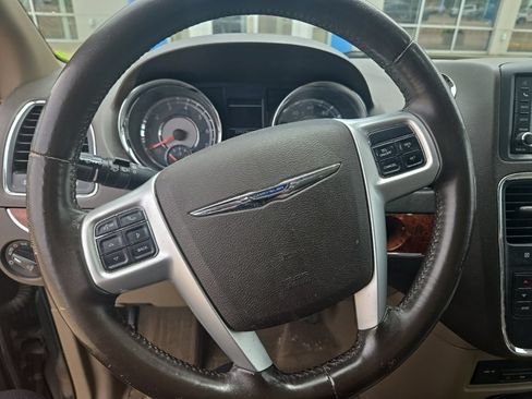 Used 2015 Chrysler Town & Country Touring-L FWD image 10