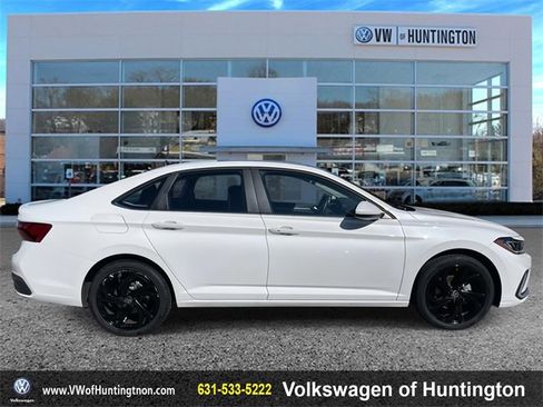 Certified 2025 Volkswagen Jetta SE w/ Sunroof Package image 6