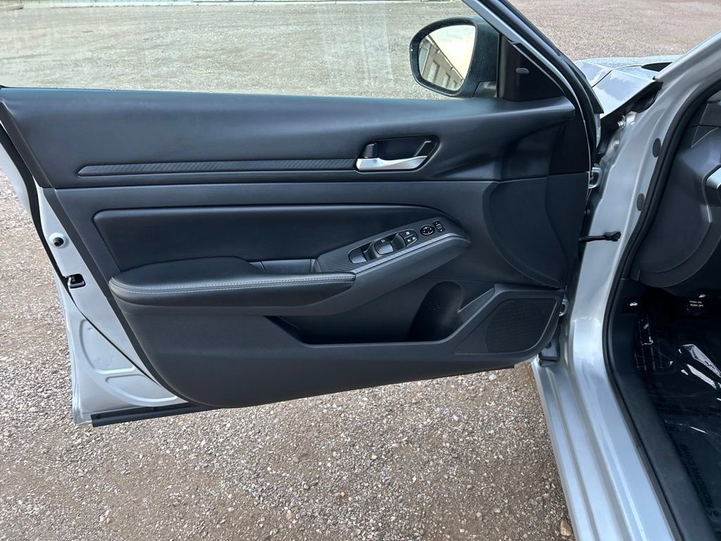 Used 2024 Nissan Altima 2.5 SV FWD image 11