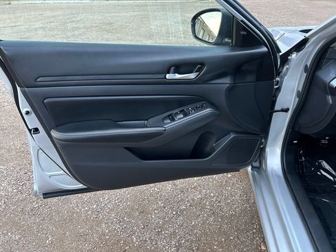 Used 2024 Nissan Altima 2.5 SV FWD image 11