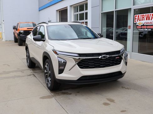 New 2026 Chevrolet Trax RS w/ Sunroof Package FWD image 2