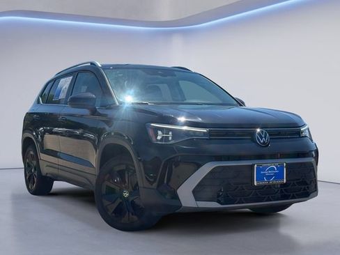 Used 2025 Volkswagen Taos SE FWD image 1