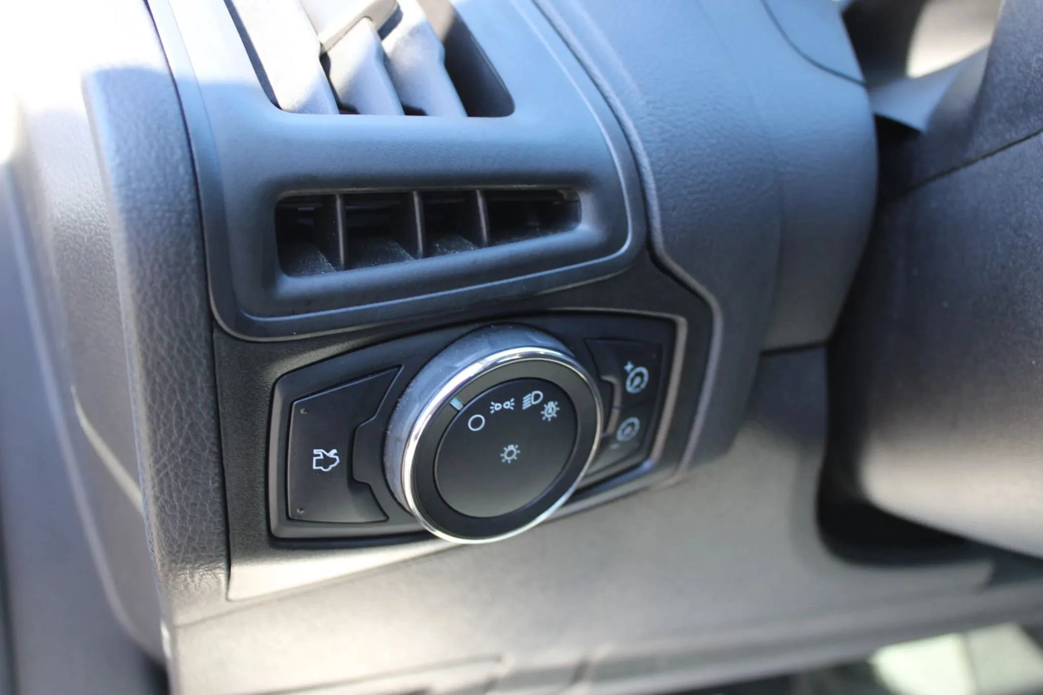 Used 2013 Ford Focus SE FWD image 11