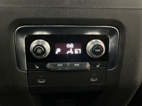 Used 2022 GMC Yukon XL SLT w/ SLT Luxury Package AWD/4WD image 37