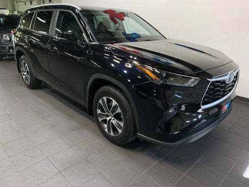 Used 2023 Toyota Highlander XLE image 2