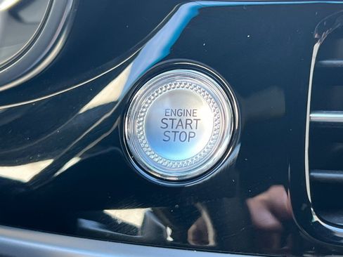 Used 2025 Genesis G70 2.5T image 23