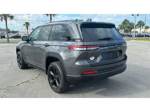 Used 2024 Jeep Grand Cherokee Altitude AWD/4WD image 4
