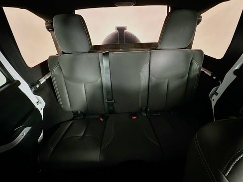 Used 2018 Jeep Wrangler Unlimited Sahara w/ Connectivity Group AWD/4WD image 13