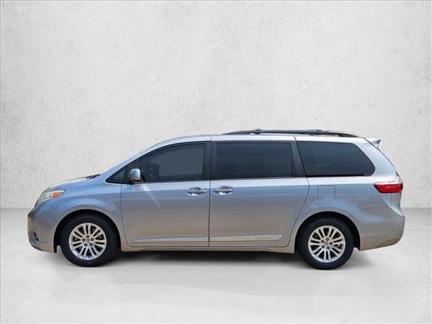 Used 2015 Toyota Sienna XLE FWD image 9