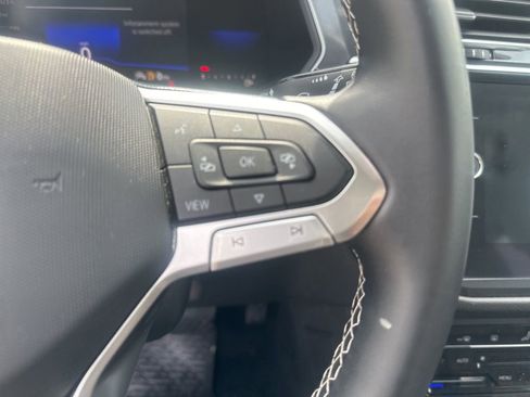 Used 2022 Volkswagen Tiguan SE w/ Panoramic Sunroof Package AWD/4WD image 18