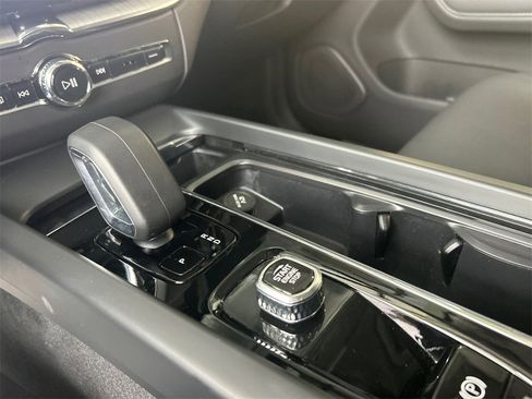Certified 2025 Volvo XC60 B5 Plus image 19