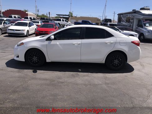 Used 2018 Toyota Corolla LE image 2