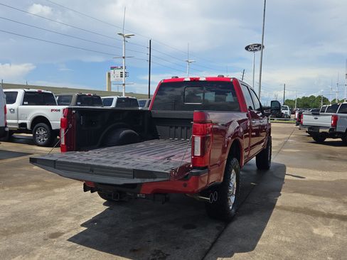 Used 2022 Ford F250 Platinum w/ FX4 Off-Road Package AWD/4WD image 32
