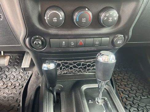 Used 2016 Jeep Wrangler Unlimited Rubicon w/ Connectivity Group AWD/4WD image 15